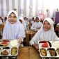 Siswa Mendapatkan Makan Bergizi Gratis di Sekolah