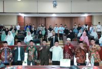 Abdul Rasyid dan Ahmad Andi Wibowo berfoto bersama para santri peserta Sekolah Legislator Santri di Gedung DPRD Tangsel.