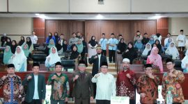 Abdul Rasyid dan Ahmad Andi Wibowo berfoto bersama para santri peserta Sekolah Legislator Santri di Gedung DPRD Tangsel.