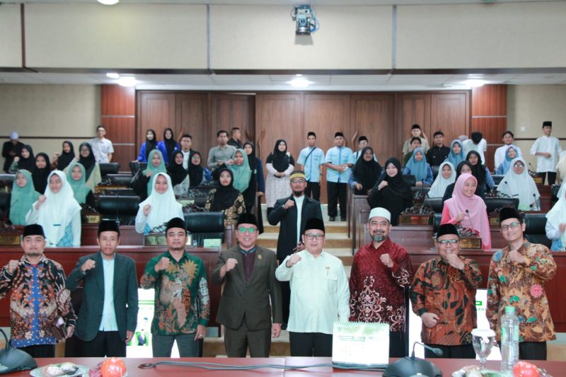 Abdul Rasyid dan Ahmad Andi Wibowo berfoto bersama para santri peserta Sekolah Legislator Santri di Gedung DPRD Tangsel.