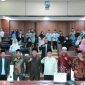 Abdul Rasyid dan Ahmad Andi Wibowo berfoto bersama para santri peserta Sekolah Legislator Santri di Gedung DPRD Tangsel.