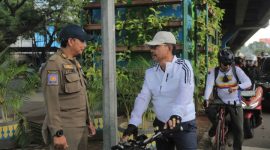 Wali Kota Tangerang, Sachrudin menggunakan sepeda menuju kantornya.
