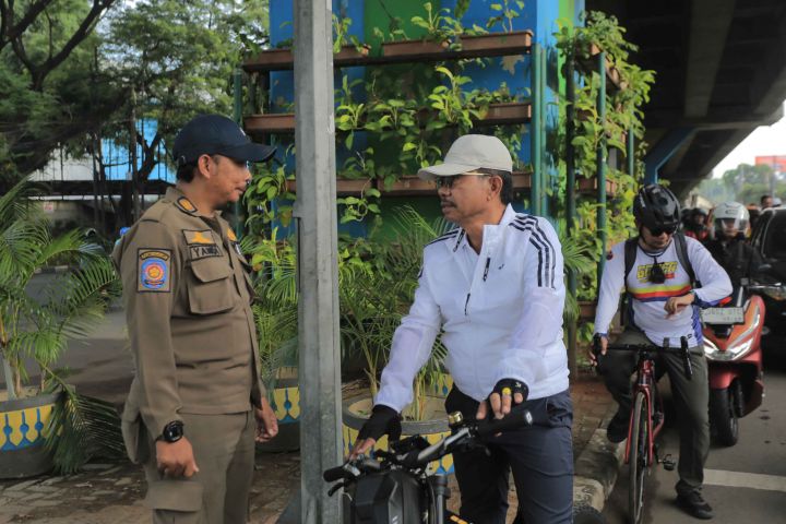 Wali Kota Tangerang, Sachrudin menggunakan sepeda menuju kantornya.