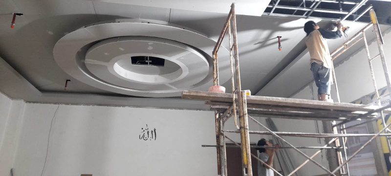 Para pekerja tengah melakukan pekerjaan renovasi ruang VVIP Gedung DPRD Tangsel.