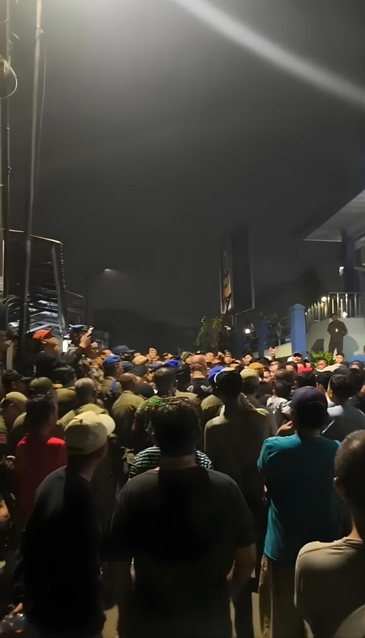 Warga Hadang TPA Cipeucang