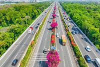 Pengendara yang melintasi Tol Prof. Dr. Ir. Soedijatmo (Tol Sedyatmo) menuju Bandara Internasional Soekarno-Hatta (Soetta) 