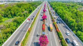 Pengendara yang melintasi Tol Prof. Dr. Ir. Soedijatmo (Tol Sedyatmo) menuju Bandara Internasional Soekarno-Hatta (Soetta) 