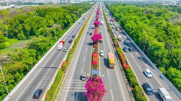 Pengendara yang melintasi Tol Prof. Dr. Ir. Soedijatmo (Tol Sedyatmo) menuju Bandara Internasional Soekarno-Hatta (Soetta) 