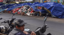 Tumpukan Sampah di Bawah Kolong Ciputat
