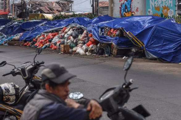 Tumpukan Sampah di Bawah Kolong Ciputat