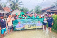 Rano Alfath Berikan Bantuan Sembako untuk Warga Terdampak Banjir di Kresek dan Gunung Kaler