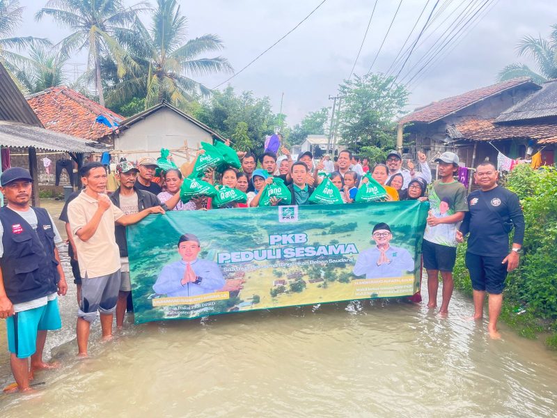 Rano Alfath Berikan Bantuan Sembako untuk Warga Terdampak Banjir di Kresek dan Gunung Kaler