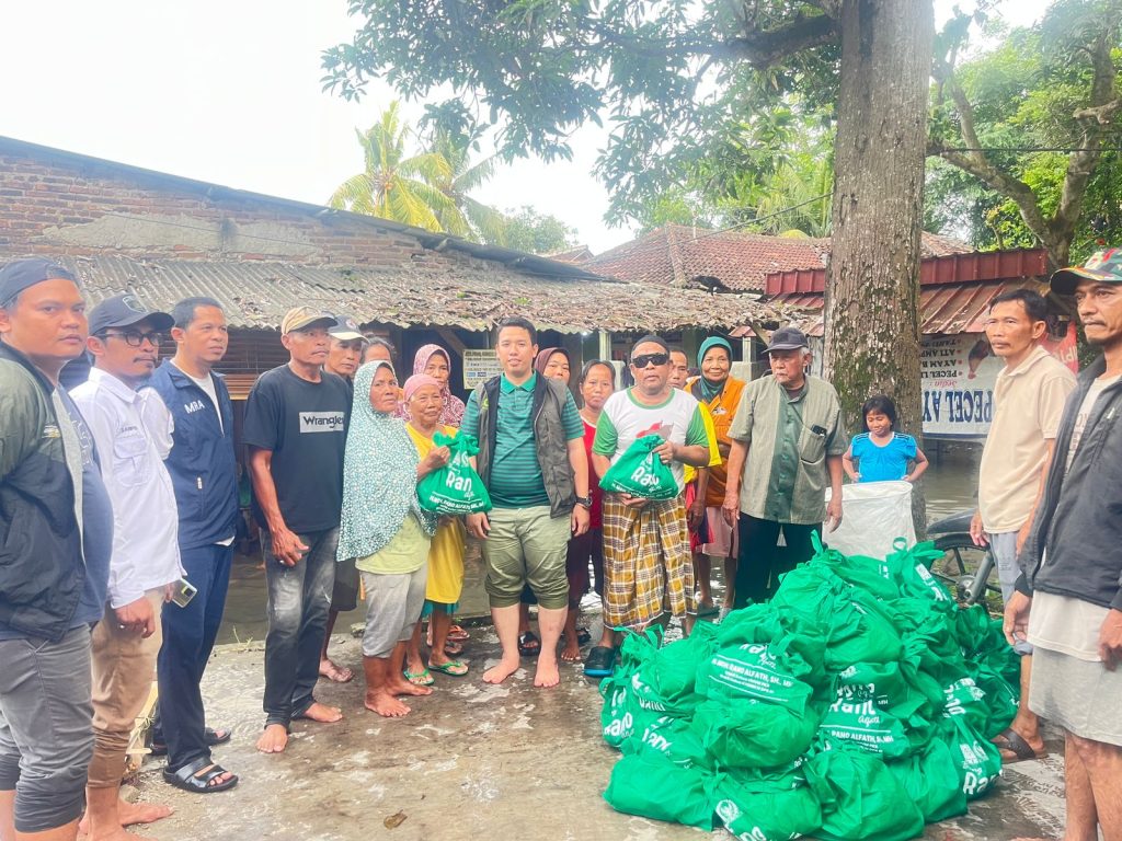 Penyerahan Bantuan Sosial Terhadap Korban Banjir