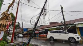 Penampakan Kabel Semrawut di Ciputat