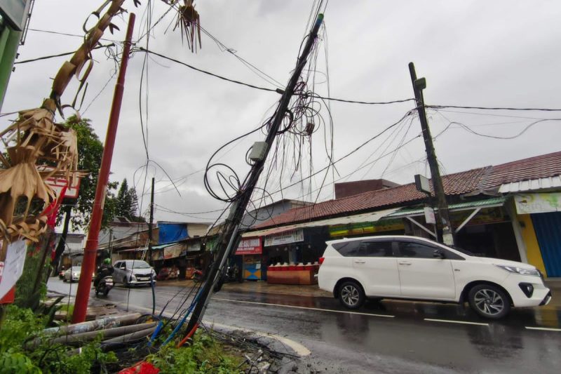 Penampakan Kabel Semrawut di Ciputat