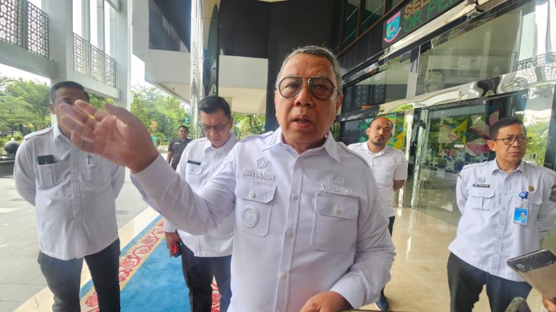 Walikota Tangerang Selatan H. Benyamin Davnie