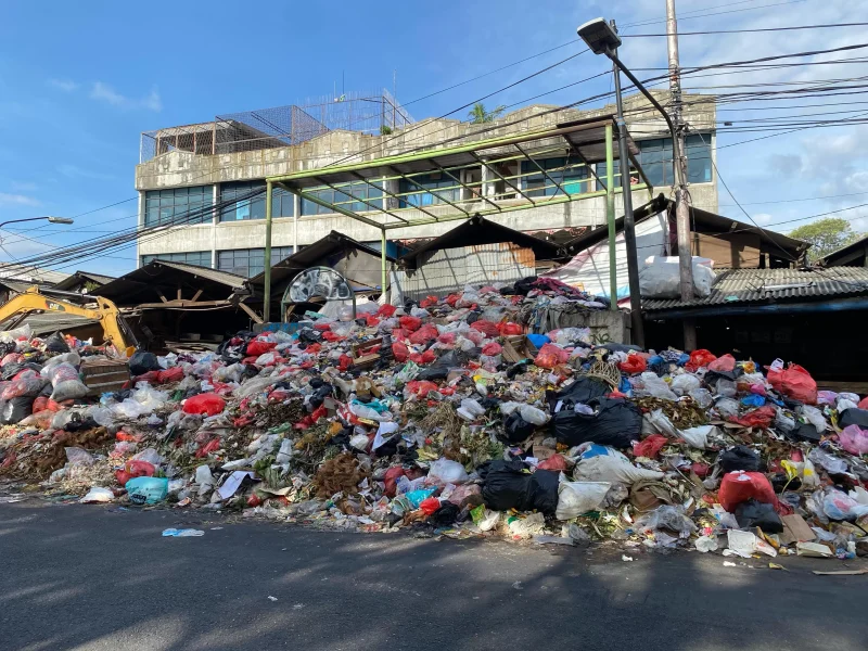 Tumpukan Sampah di Depan Pasar Cimanggis Ciputat