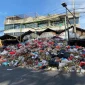 Tumpukan Sampah di Depan Pasar Cimanggis Ciputat