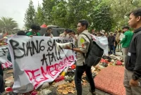 Aksi Demo BEM Universitas Muhammadiyah Jakarta di Depan Halaman Kantor Walikota Tangerang Selatan soal Penanganan Sampah di Kota Tangerang Selatan