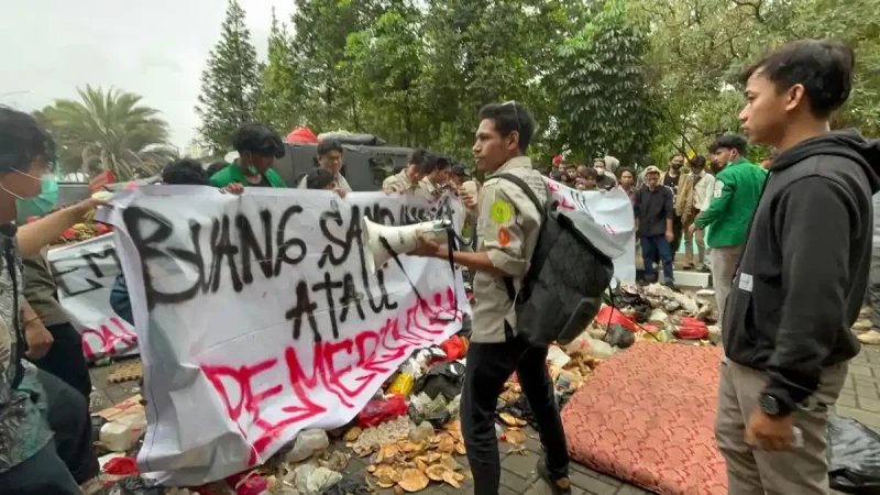 Aksi Demo BEM Universitas Muhammadiyah Jakarta di Depan Halaman Kantor Walikota Tangerang Selatan soal Penanganan Sampah di Kota Tangerang Selatan