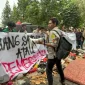 Aksi Demo BEM Universitas Muhammadiyah Jakarta di Depan Halaman Kantor Walikota Tangerang Selatan soal Penanganan Sampah di Kota Tangerang Selatan