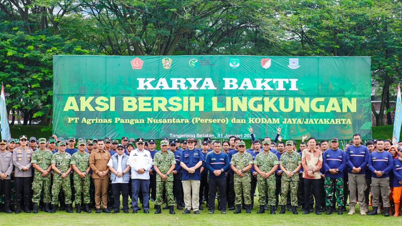 Foto bersama jajaran TNI, Polri, pemerintah daerah, dan PT Agrinas Pangan Nusantara (Persero) usai kegiatan Karya Bakti Aksi Bersih Lingkungan di Kota Tangerang Selatan, Jumat (31/1/2026). Kegiatan ini merupakan bentuk kolaborasi lintas sektor dalam menjaga kebersihan lingkungan dan penanganan sampah, yang melibatkan personel Kodam Jaya/Jayakarta serta unsur terkait lainnya.