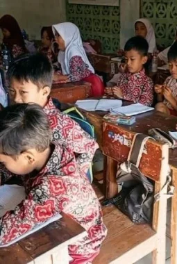 Ruang Kelas Tak Ada, Puluhan Siswa Siswa SD di Pandeglang Belajar di Musala
