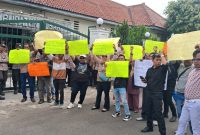 Aksi unjuk rasa di depan Kantor DPRD Kabupaten Lebak