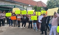 Ricuh Internal Pemimpin Lebak! Massa Kepung DPRD, Desak Bupati-Wabup Minta Maaf