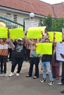 Ricuh Internal Pemimpin Lebak! Massa Kepung DPRD, Desak Bupati-Wabup Minta Maaf