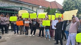 Aksi unjuk rasa di depan Kantor DPRD Kabupaten Lebak