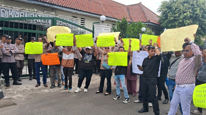 Aksi unjuk rasa di depan Kantor DPRD Kabupaten Lebak