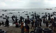 Pantai Carita Diserbu Ribuan Wisatawan Saat Libur Paskah 2026, Jalanan Padat!