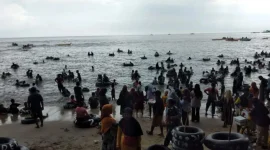 Wisatawan lokal padati sejumlah kawasan Pantai Carita Pandeglang