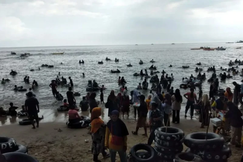 Wisatawan lokal padati sejumlah kawasan Pantai Carita Pandeglang