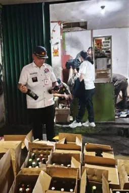 Nekat Jual Miras Terbuka, Toko di Karang Tengah Digulung! 400 Botol Diamankan