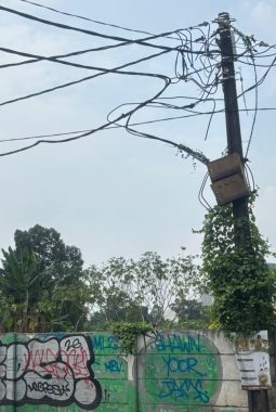 Bocah di Tangsel Tewas Usai Kesetrum Listrik Saat Bermain Layang-layang