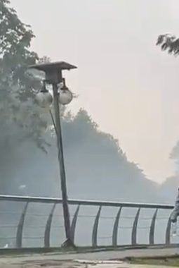 Parah! Pengunjung Jaletreng Riverpark Terpaksa Hirup Asap Sampah Saat Olahraga