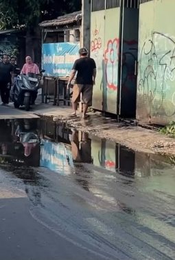 5 Jerigen Minyak Curah Tumpah di Ciputat, Sejumlah Motor Tergelincir