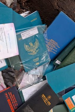 Ratusan Paspor Bekas Ditemukan Berserakan di Halte Serpong