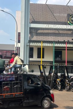 Situ Rompong Ciputat Mau Dijadikan Perumahan, Ratusan Warga Geruduk Kejari Tangsel