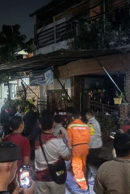 Pria di Pamulang Tewas Kesetrum Listrik di Loteng Rumah, Damkar Tangsel Lakukan Evakuasi
