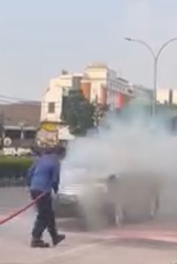 Tiba-Tiba Mengeluarkan Asap, Mobil SUV Terbakar di Jalan Siliwangi Pamulang
