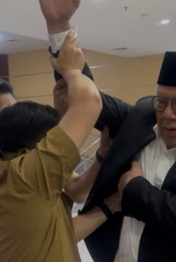 Baru Keluar Rapat Paripurna, Wali Kota Tangsel Benyamin Davnie Mendadak Meringis Kesakitan di Hadapan Wartawan