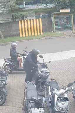 2 Pencuri Terekam CCTV Gasak Motor di Ruko Samping Kantor Walikota Tangsel