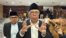 Walikota Tangsel Benyamin Davnie saat menghadiri Rapat Paripurna di DPRD Tagsel, Senin (22/6/2036)