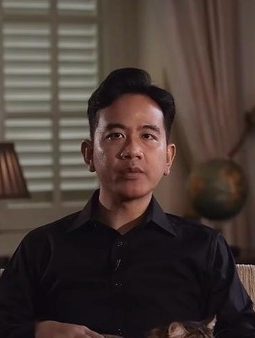 Sambil Elus Kucing, Gibran Optimistis AI Jadi Kunci Indonesia Emas 2045
