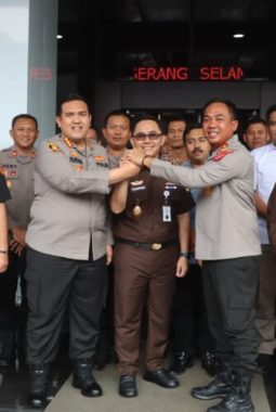Ikuti Jejak ‘Perdamaian’ Pusat, Dua Kapolres di Serang Sambangi Jaksa-TNI