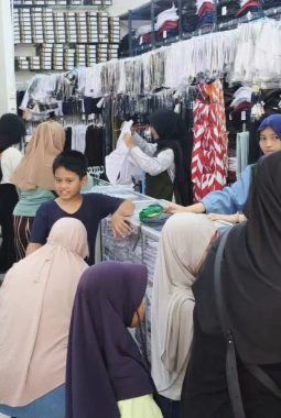 Toko Seragam Sekolah di Tangsel Mulai Diserbu Emak-emak