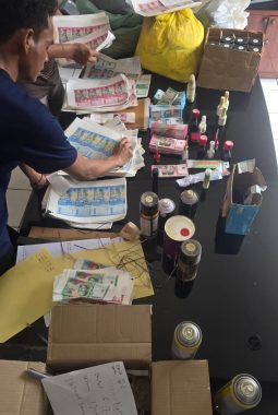 Pabrik Uang Palsu Digerebek di Tangsel, Puluhan Juta Uang Palsu Siap Edar Disita